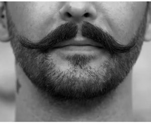 Moustache longue par la Barbière de Paris