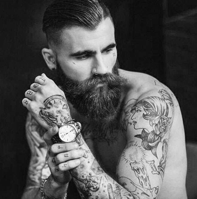 homme-barbe-montre
