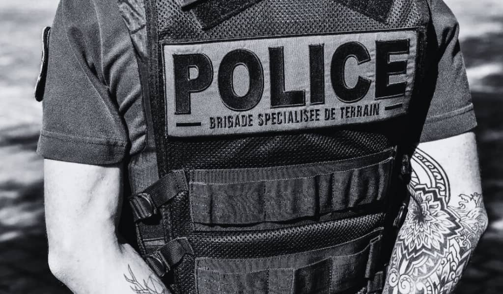 tatouage homme moderne policier tatoué