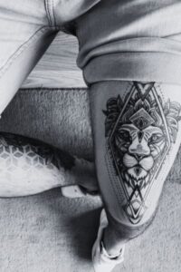 tatouage balinais jambe homme