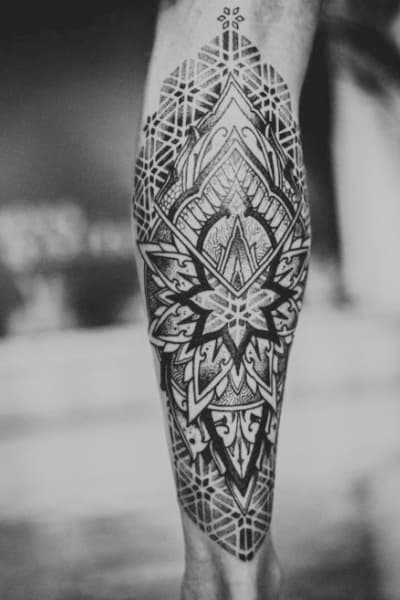 tatouage mandala jambe homme